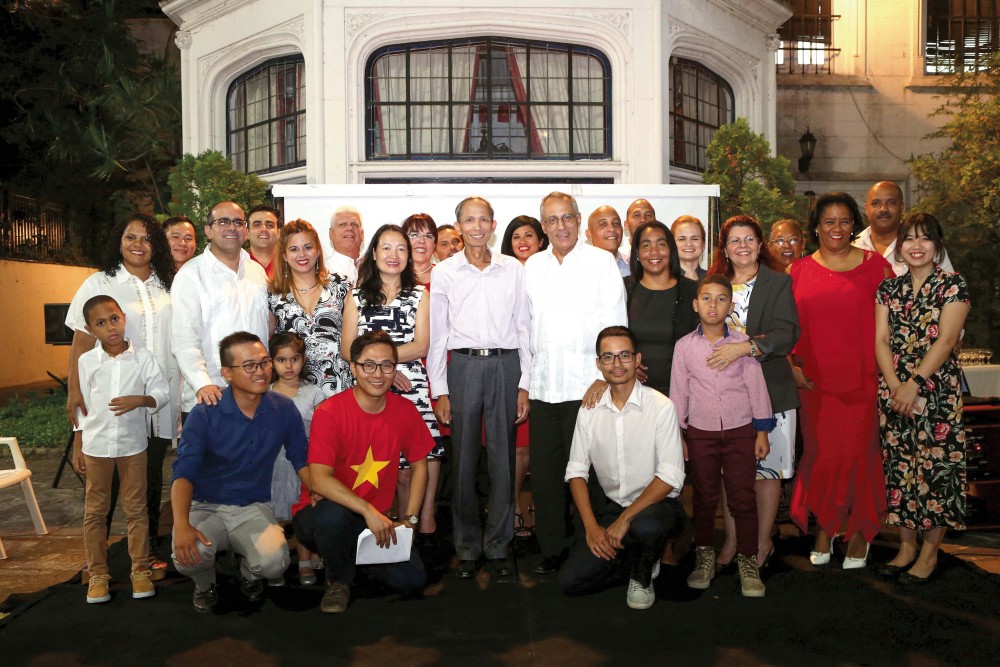 Đại sứ Đặng Xuân Dũng trong cuộc giao lưu với cán bộ, nhân viên Đại sứ quán Cuba tại Argentina vào tháng 3/2020. (Ảnh: NVCC)