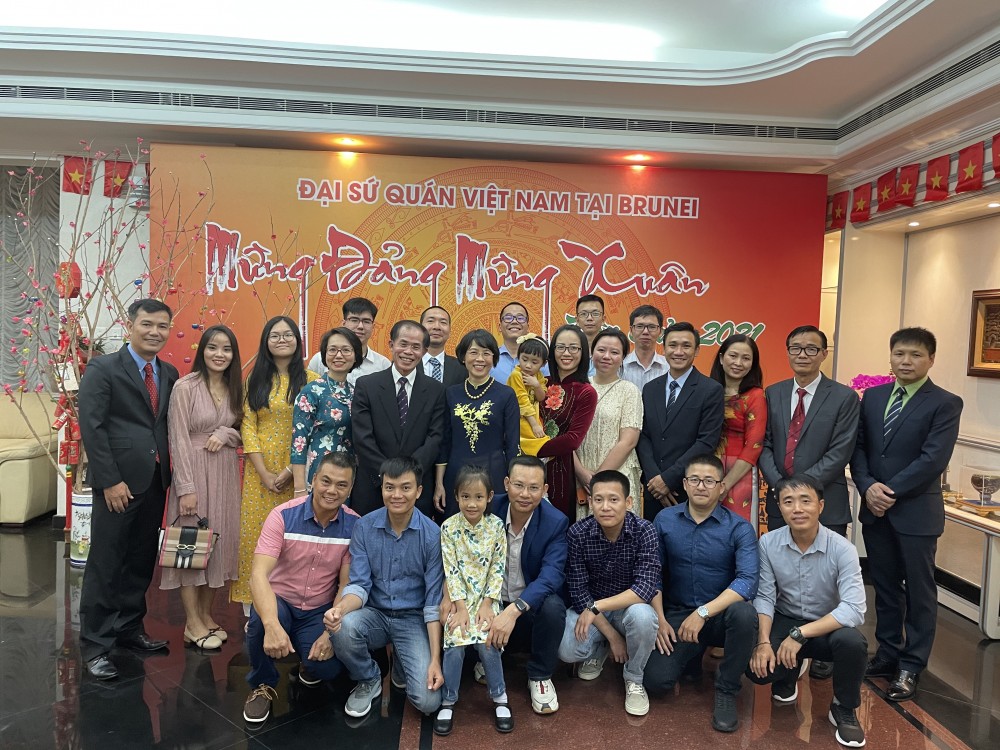 Các đại biểu chụp ảnh lưu niệm