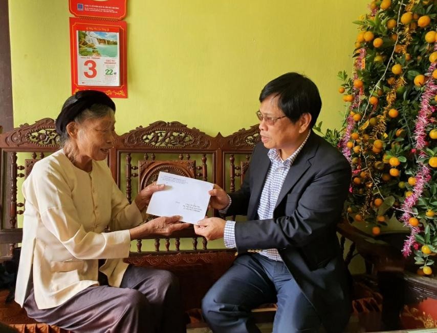 Vụ trưởng, Chủ tịch Công đoàn Lương Quốc Huy trao tiền phụng dưỡng mẹ Lê Thị Mít ở xã Vũ Tiến, huyện Vũ Thư, tỉnh Thái Bình.