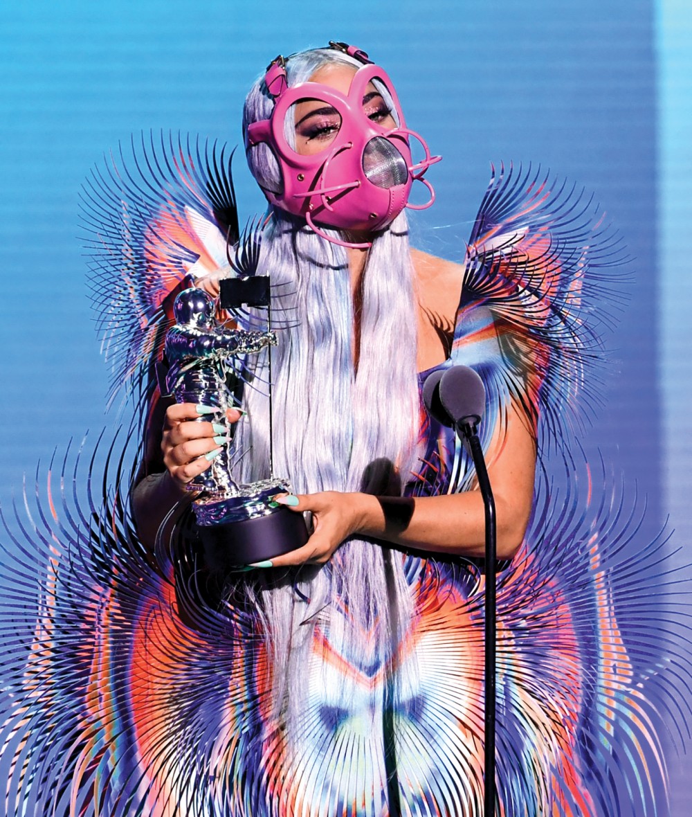 Ca sĩ Lady Gaga với thời trang khẩu trang tại Lễ trao giải MTV. (Nguồn: Getty Image)