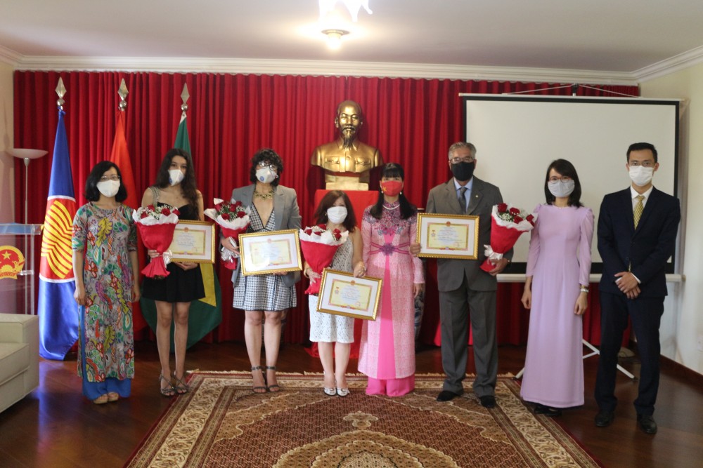 Trao tặng kỷ niệm chương ‘Vì hòa bình, hữu nghị giữa các dân tộc’ cho các nhà báo Brazil