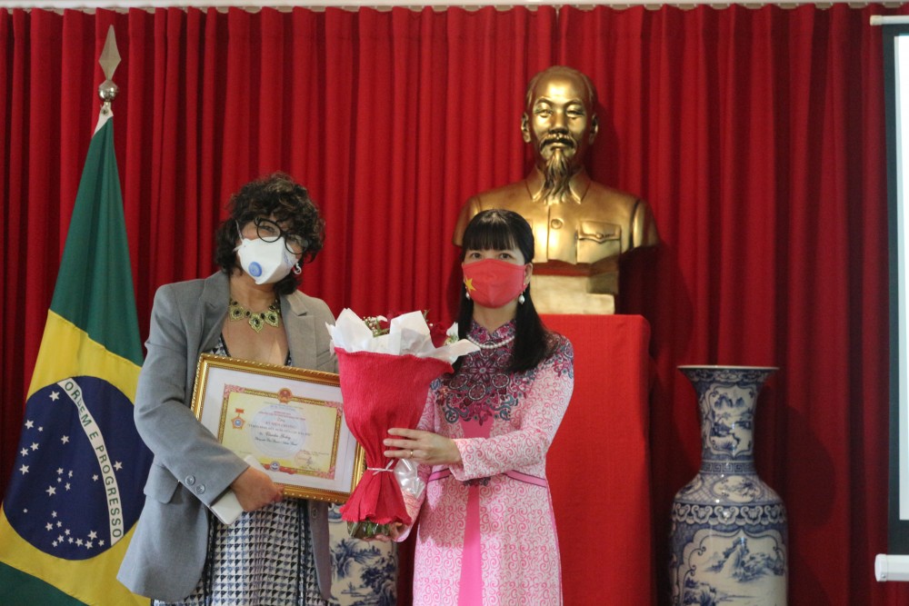 Trao tặng kỷ niệm chương ‘Vì hòa bình, hữu nghị giữa các dân tộc’ cho các nhà báo Brazil