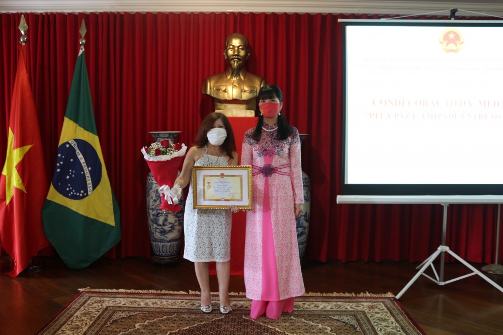 Trao tặng kỷ niệm chương ‘Vì hòa bình, hữu nghị giữa các dân tộc’ cho các nhà báo Brazil