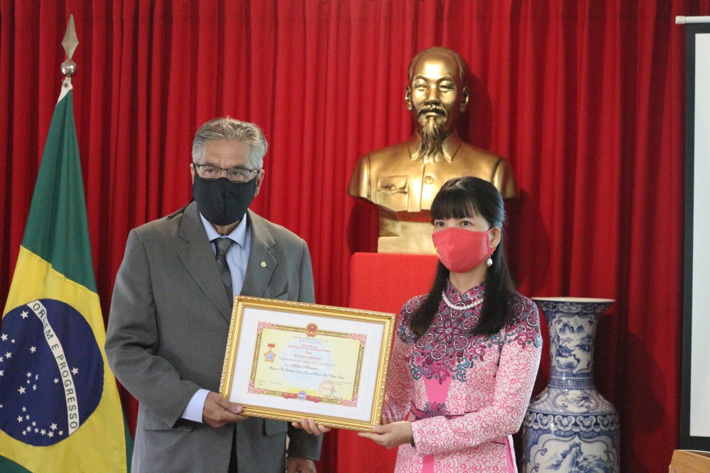 Trao tặng kỷ niệm chương ‘Vì hòa bình, hữu nghị giữa các dân tộc’ cho các nhà báo Brazil