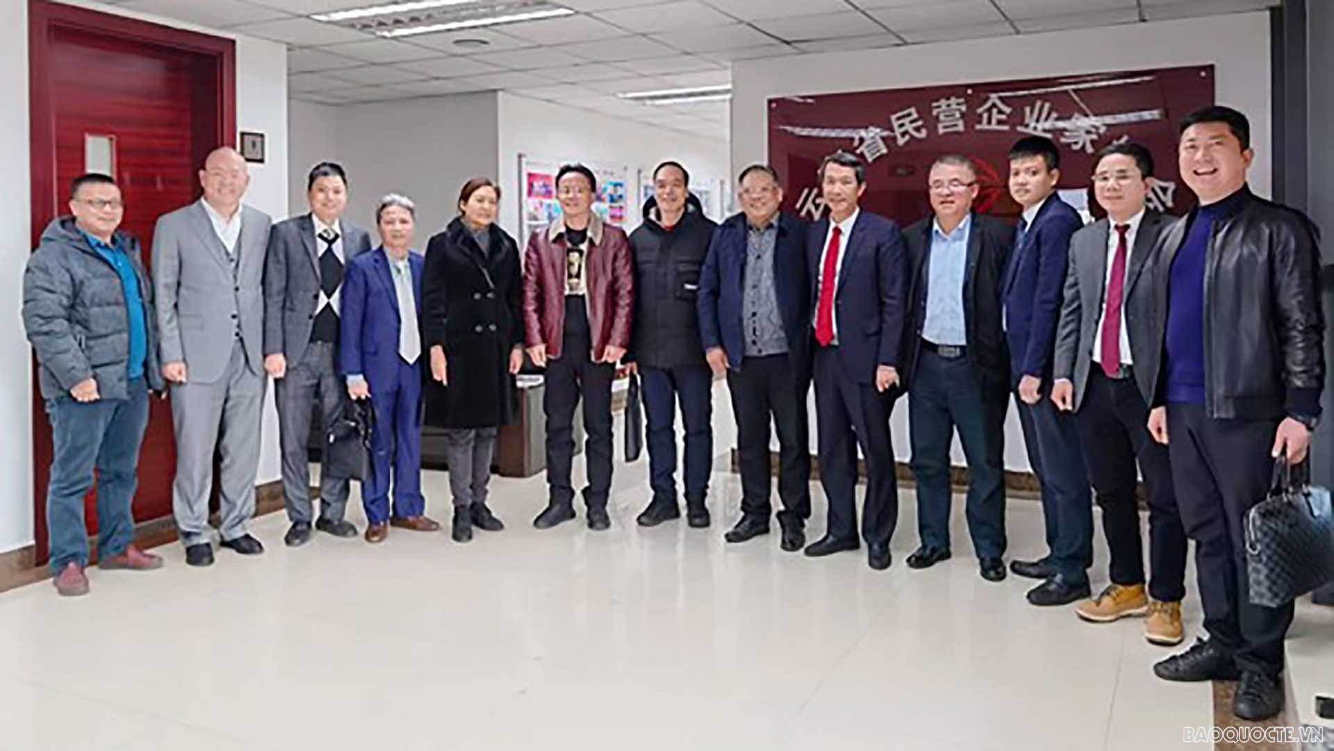 Đoàn Tổng Lãnh sự quán Việt Nam tại Côn Minh chụp ảnh lưu niệm với Hiệp hội doanh nghiệp dân doanh, Hiệp hội doanh nghiệp Sơn Đông, Thiên Tân tại tỉnh Vân Nam.