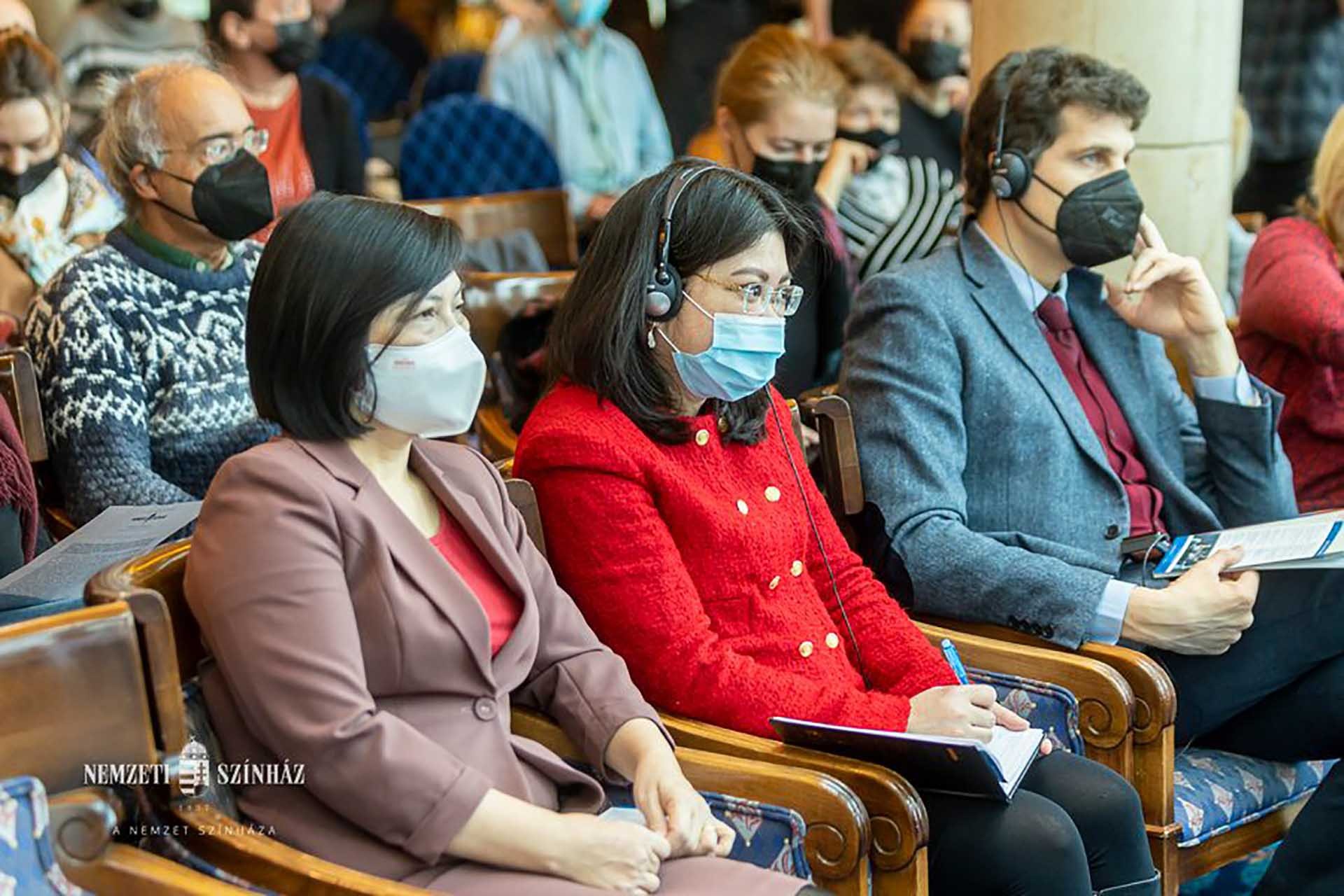 Đại sứ Nguyễn Thị Bích Thảo tham dự buổi họp báo. (Nguồn: Nhà hát quốc gia Hungary) Đại sứ Nguyễn Thị Bích Thảo tham dự buổi họp báo. (Nguồn: Nhà hát quốc gia Hungary)