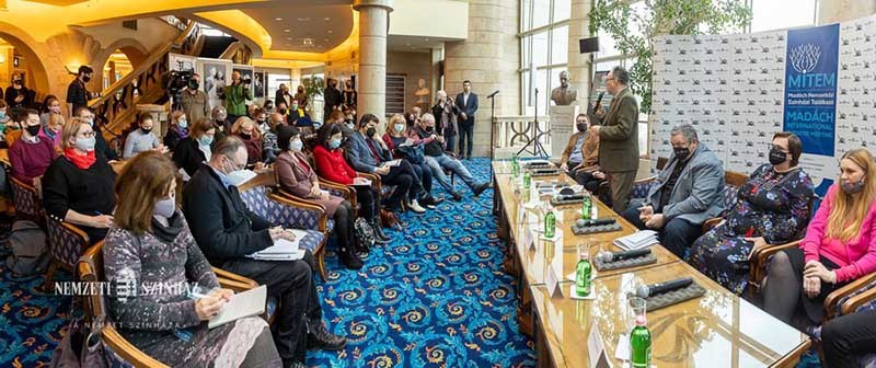 Quốc Vụ khanh phụ trách Văn hoá Péter Fekete phát biểu tại cuộc họp báo. (Nguồn: Nhà hát quốc gia Hungary) Quốc Vụ khanh phụ trách Văn hoá Péter Fekete phát biểu tại cuộc họp báo. (Nguồn: Nhà hát quốc gia Hungary)