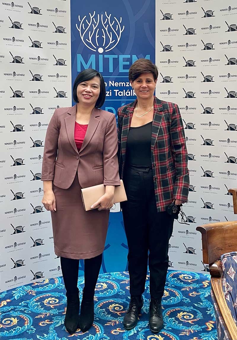 Đại sứ Nguyễn Thị Bích Thảo chụp ảnh lưu niệm với bà Béata Borsós, Giám đốc Trung tâm Nghệ thuật Xiếc quốc gia Hungary (Nguồn: ĐSQ Việt Nam Hungary) Đại sứ Nguyễn Thị Bích Thảo chụp ảnh lưu niệm với bà Béata Borsós, Giám đốc Trung tâm Nghệ thuật Xiếc quốc gia Hungary (Nguồn: ĐSQ Việt Nam Hungary)