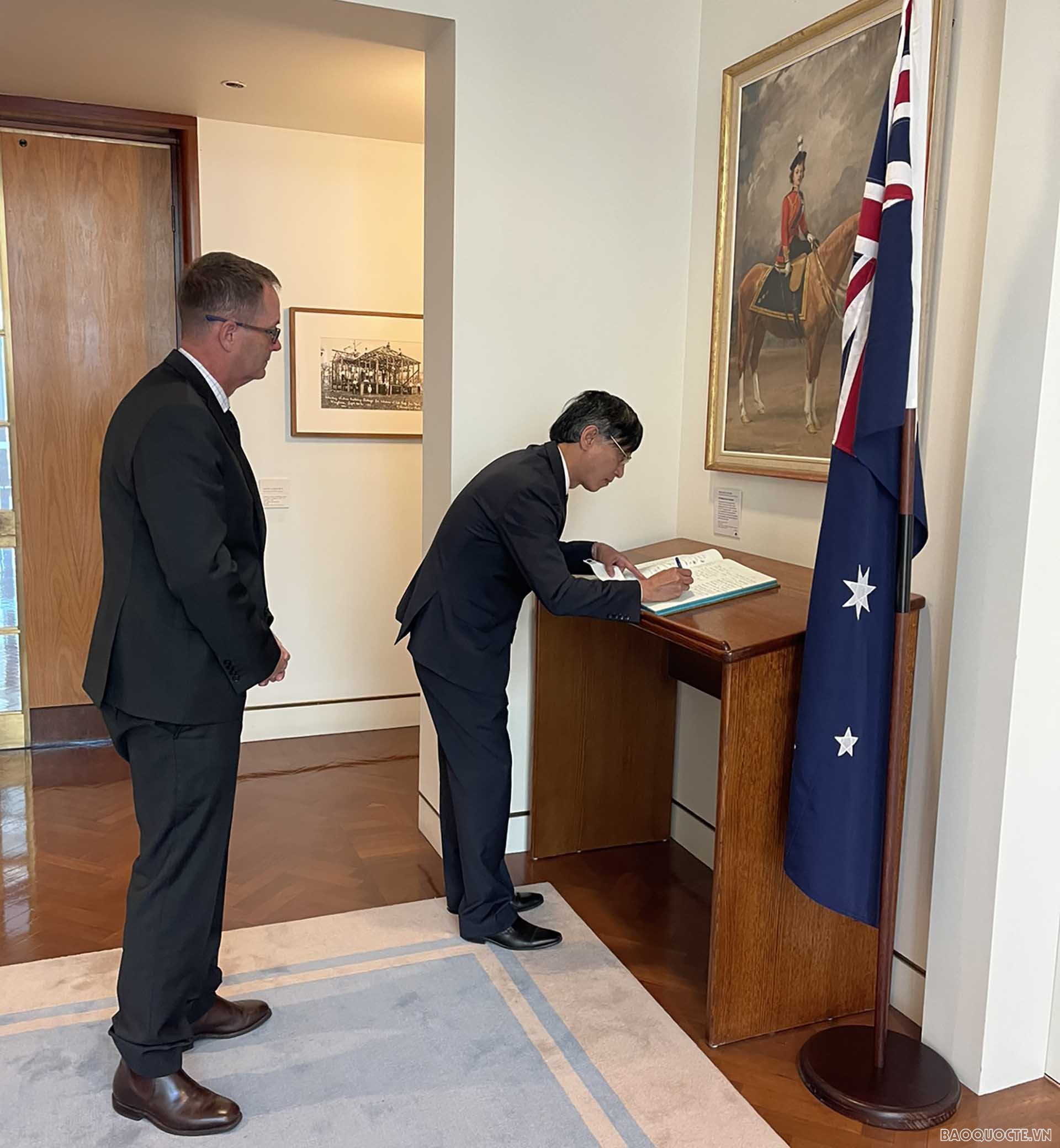 Đại sứ Việt Nam tại Australia Nguyễn Tất Thành viết sổ lưu niệm.