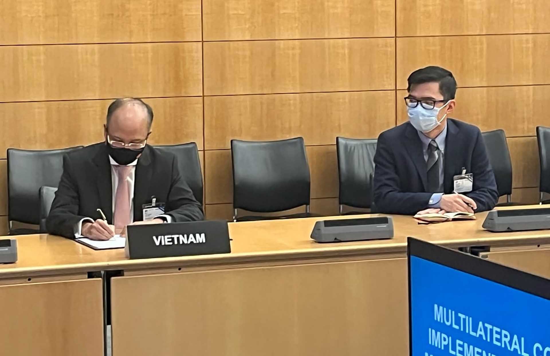 Đại sứ Việt Nam tại Pháp Đinh Toàn Thắng ký Công ước MLI. (Nguồn: ĐSQ Việt Nam tại Pháp)