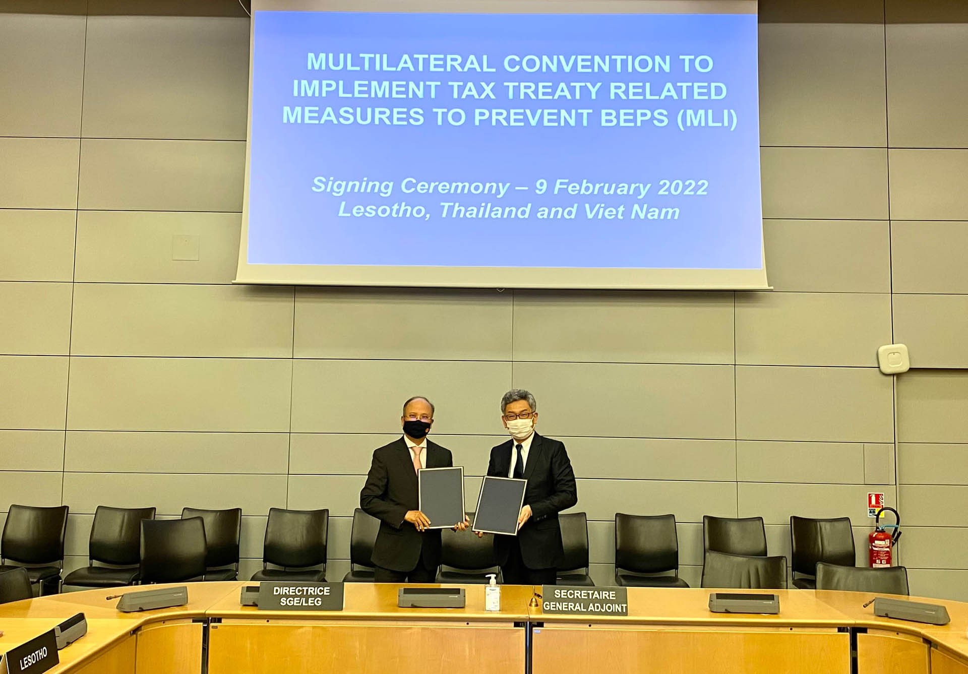Việt Nam đã chính thức trở thành thành viên thứ 99 tham gia Công ước đa phương về thực hiện các biện pháp liên quan đến Hiệp định nhằm ngăn ngừa xói mòn cơ sở tính thuế và chuyển dịch lợi nhuận (MLI).