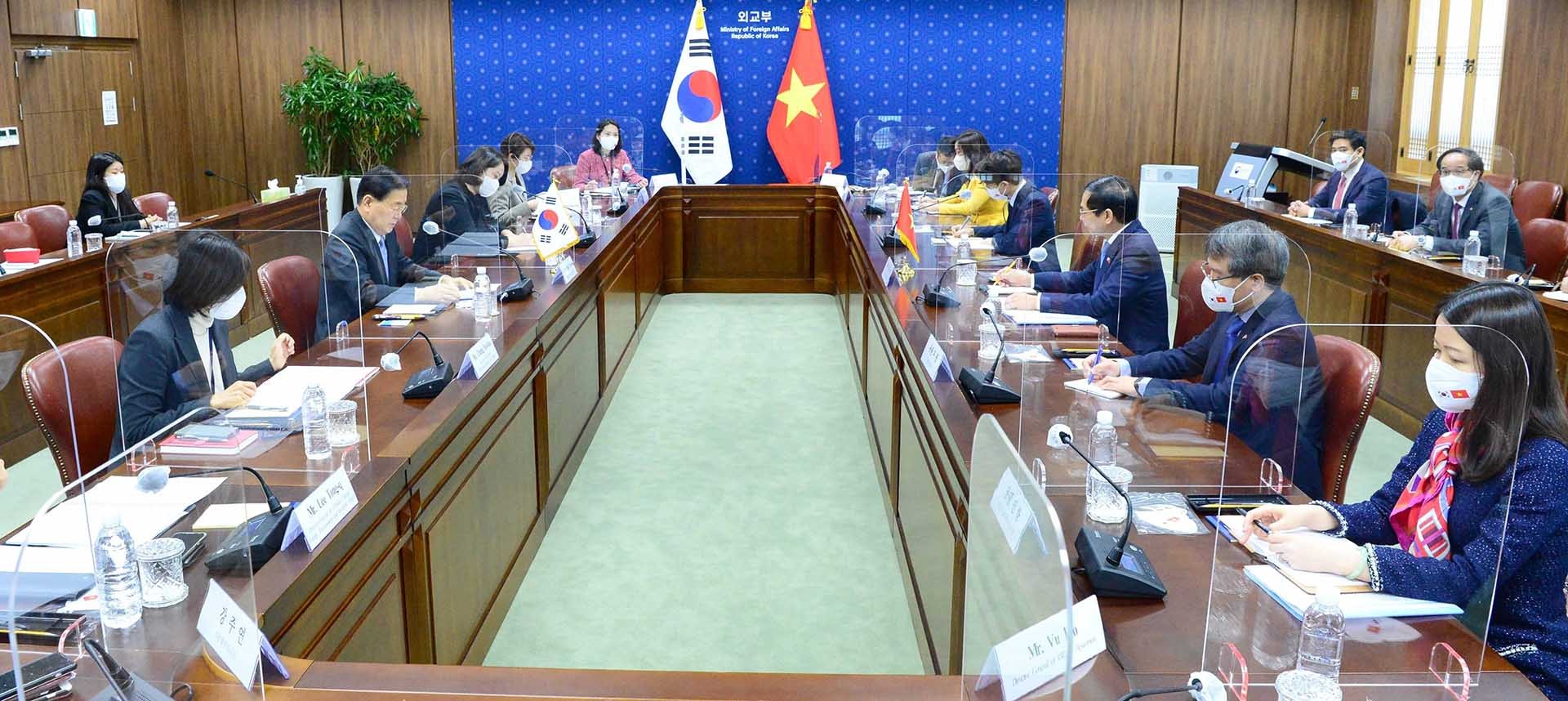 Bộ trưởng Ngoại giao Bùi Thanh Sơn hội đàm với Bộ trưởng Ngoại giao Hàn Quốc Chung Eui-yong