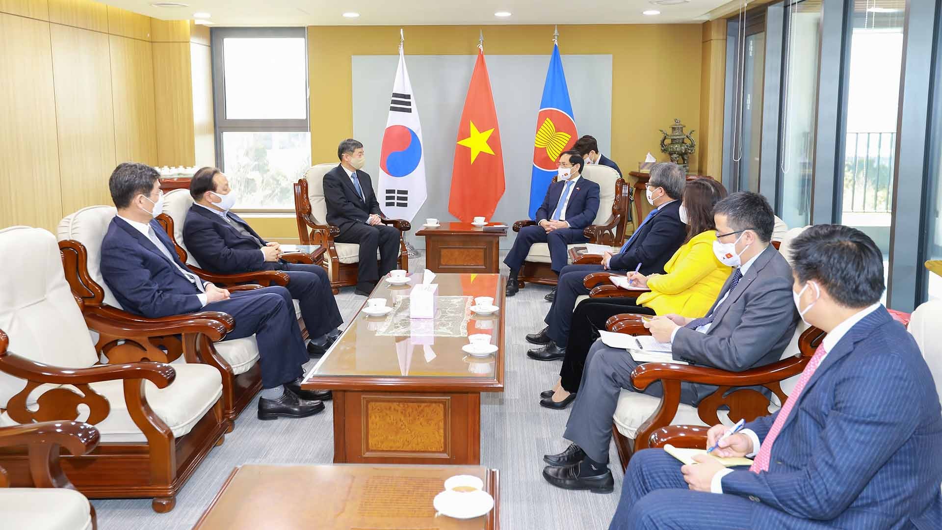 Bộ trưởng Bùi Thanh Sơn trả lời báo Maeil: Việt Nam-Hàn Quốc là 'những người bạn thực sự của nhau'