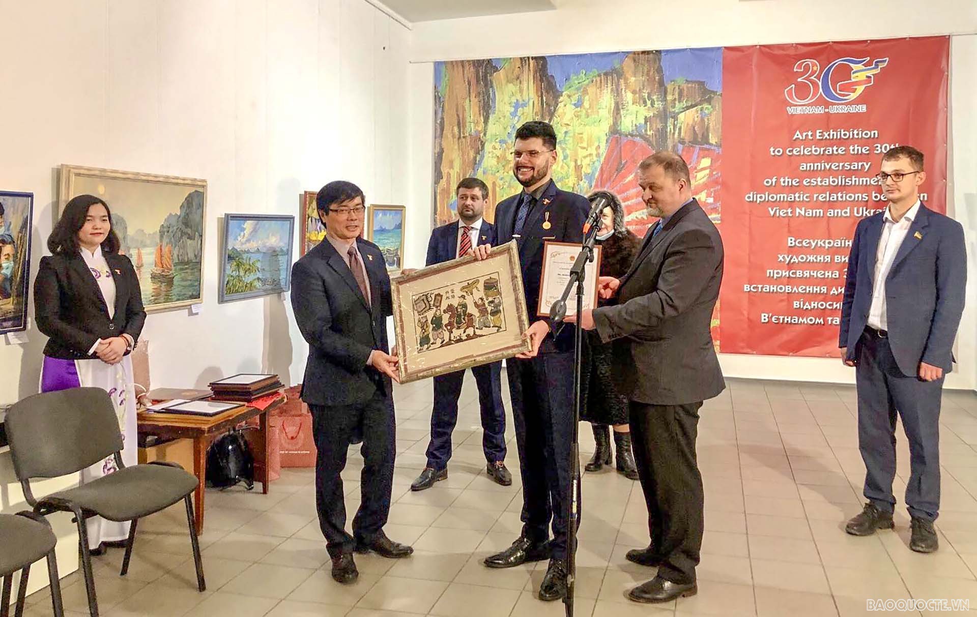 Đại sứ Nguyễn Hồng Thạch trao tặng Bằng khen và quà cảm ơn đại diện nhà bảo trợ Quỹ Văn hóa Gorchakov. (Ảnh ĐSQ Việt Nam tại Ukraine)