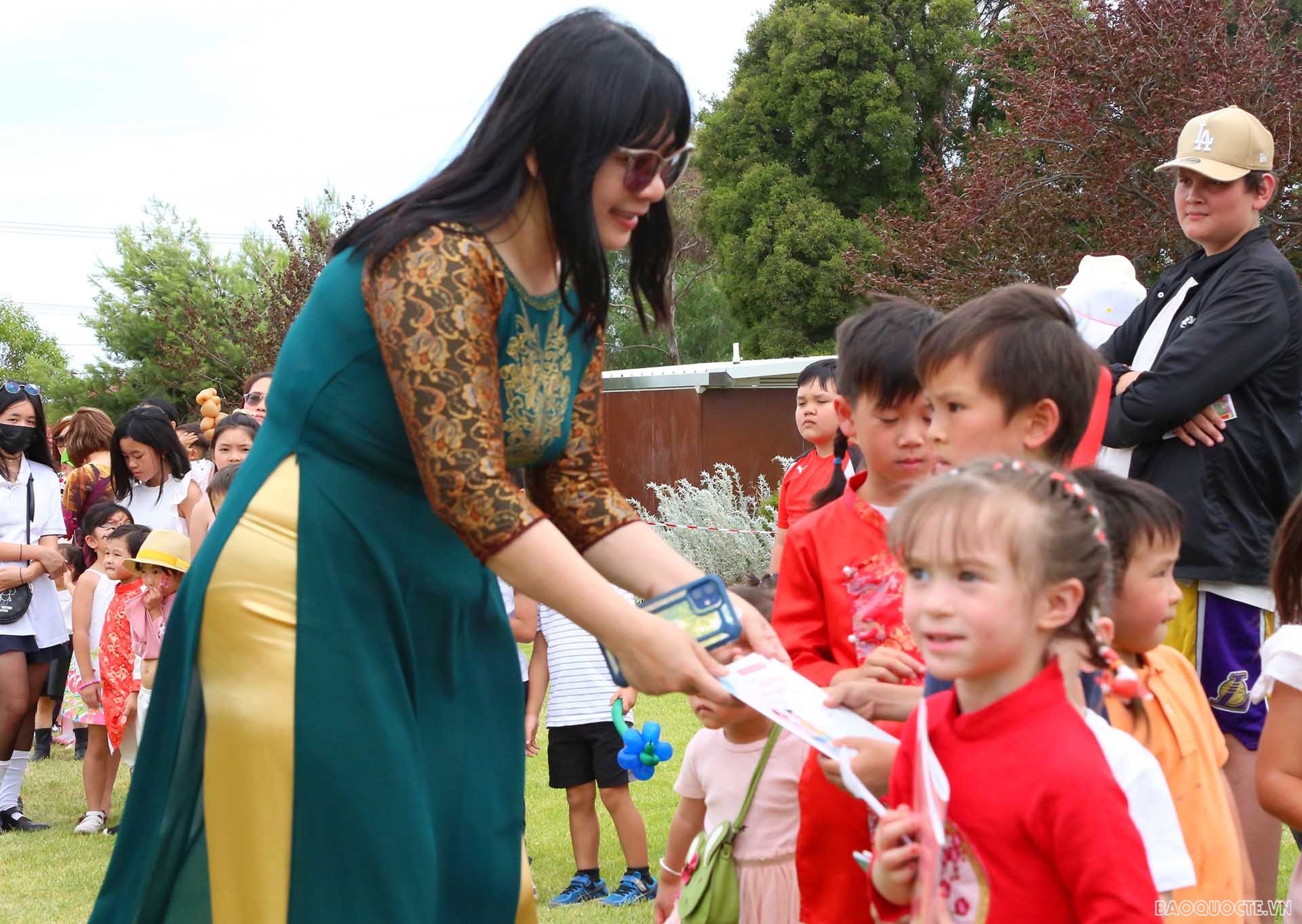 Bà Nguyễn Tú Huyền, Phu nhân Đại sứ Việt Nam tại Australia trao tặng sách, truyện tiếng Việt cho các cháu nhỏ.