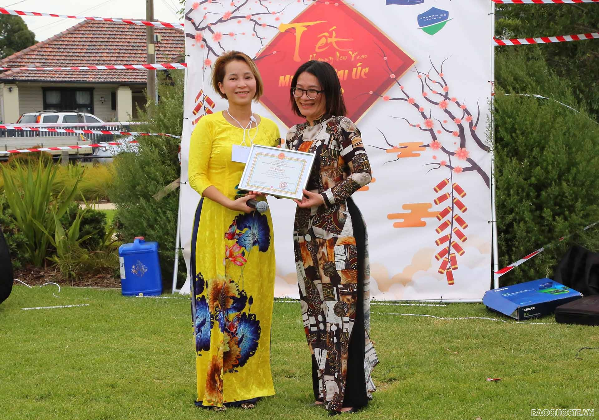 Bà Phạm Thị Thúy Nga trao tặng giấy khen của Đại sứ Việt Nam tại Australia Nguyễn Tất Thành tới tập thể các mẹ Việt.