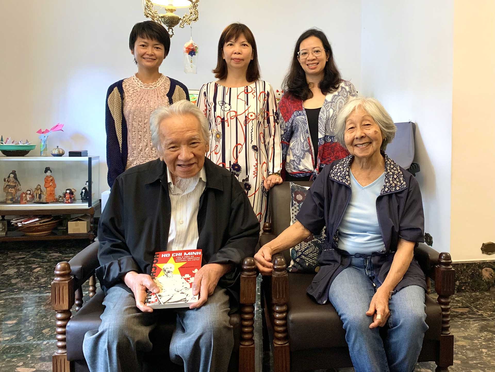 Đại sứ Phạm Thị Kim Hoa thăm và tặng quà gia đình Giáo sư Phan Văn Ngân.