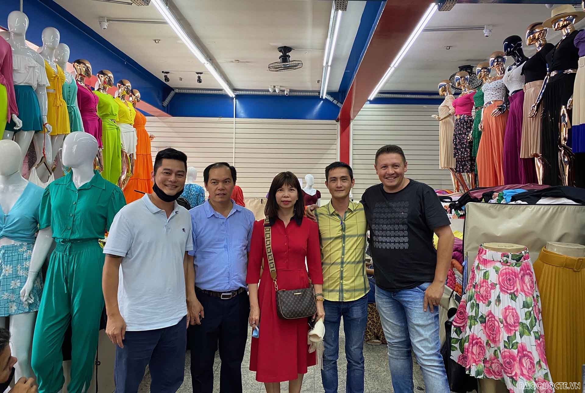 Đại sứ Phạm Thị Kim thăm hỏi bà con buôn bán tại khu chợ trung tâm thành phố.