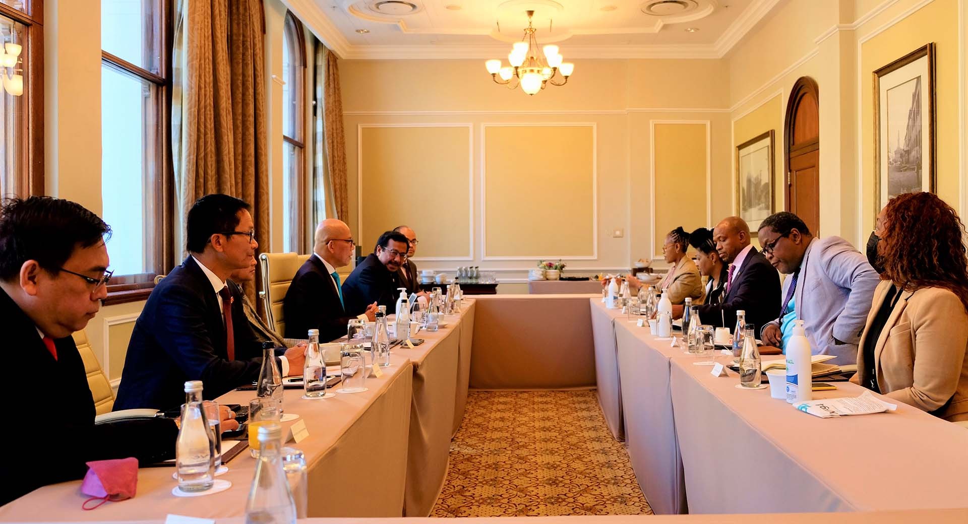 Đại sứ Hoàng Văn Lợi thăm và làm việc tại Cape Town, Nam Phi