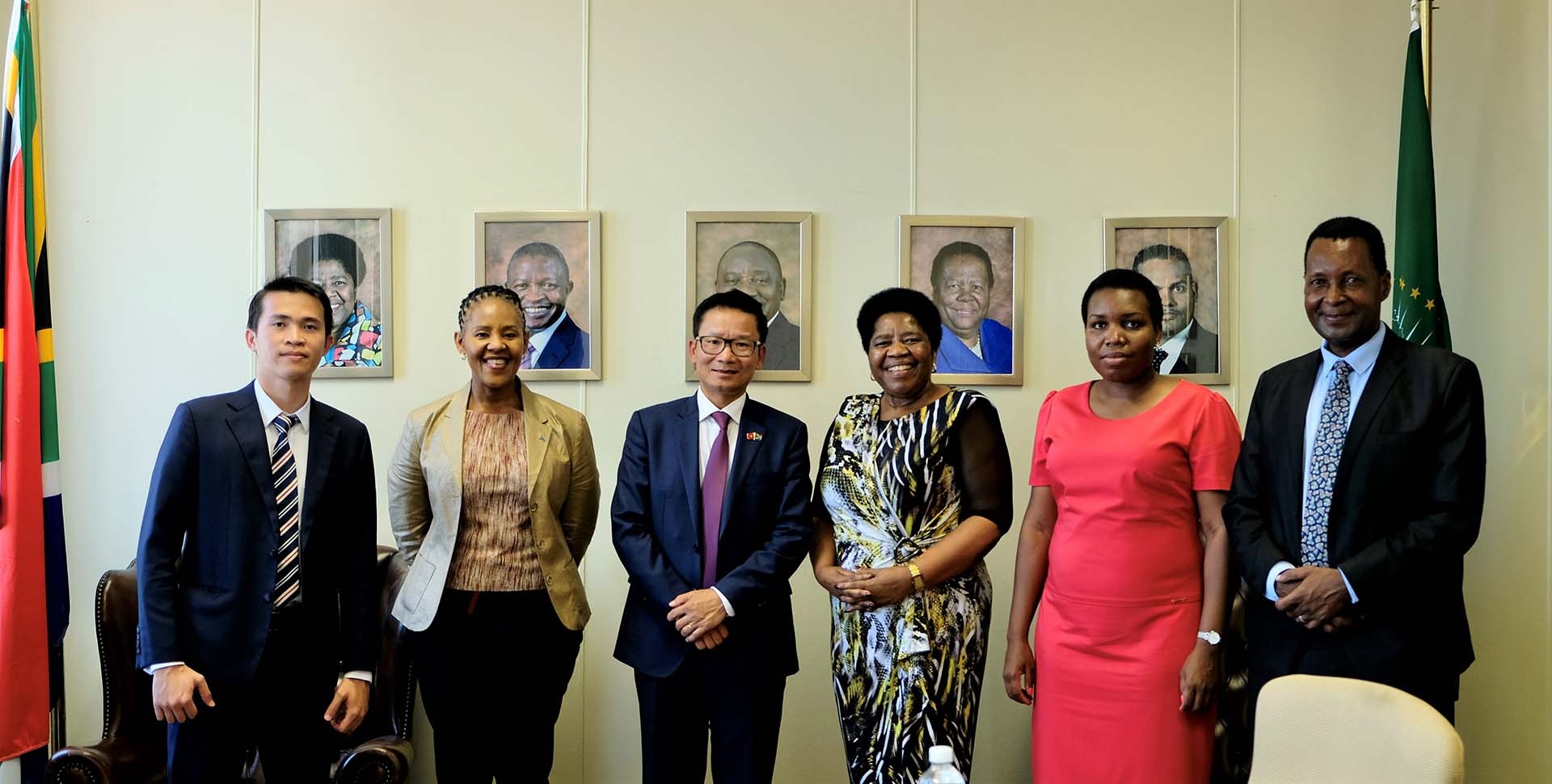 Đại sứ Hoàng Văn Lợi thăm và làm việc tại Cape Town, Nam Phi