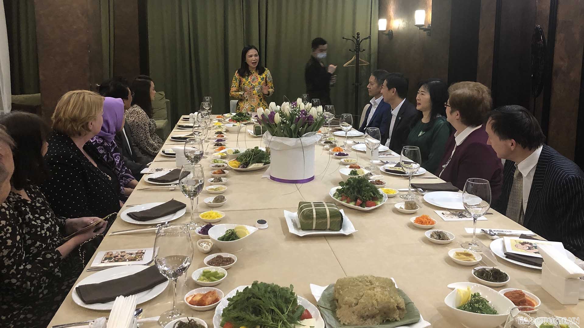 Đại sứ quán Việt Nam tổ chức Ngày Ẩm thực Việt Nam tại một nhà hàng lớn nằm trung tâm thủ đô Nur-Sultan, Kazakhstan. 