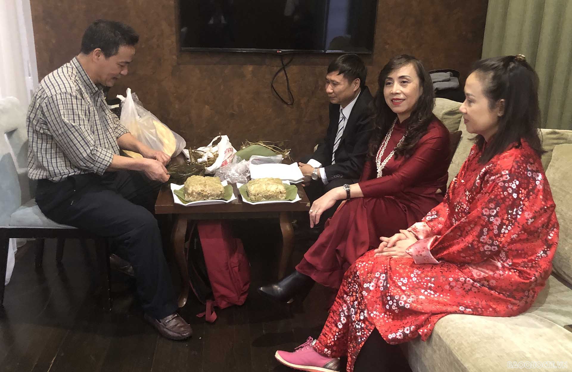 Cán bộ nhân viên Đại sứ quán đã tích cực tham gia chuẩn bị những món ăn mang hương vị đậm chất truyền thống của Việt Nam. Cán bộ nhân viên Đại sứ quán đã tích cực tham gia chuẩn bị những món ăn mang hương vị đậm chất truyền thống của Việt Nam.