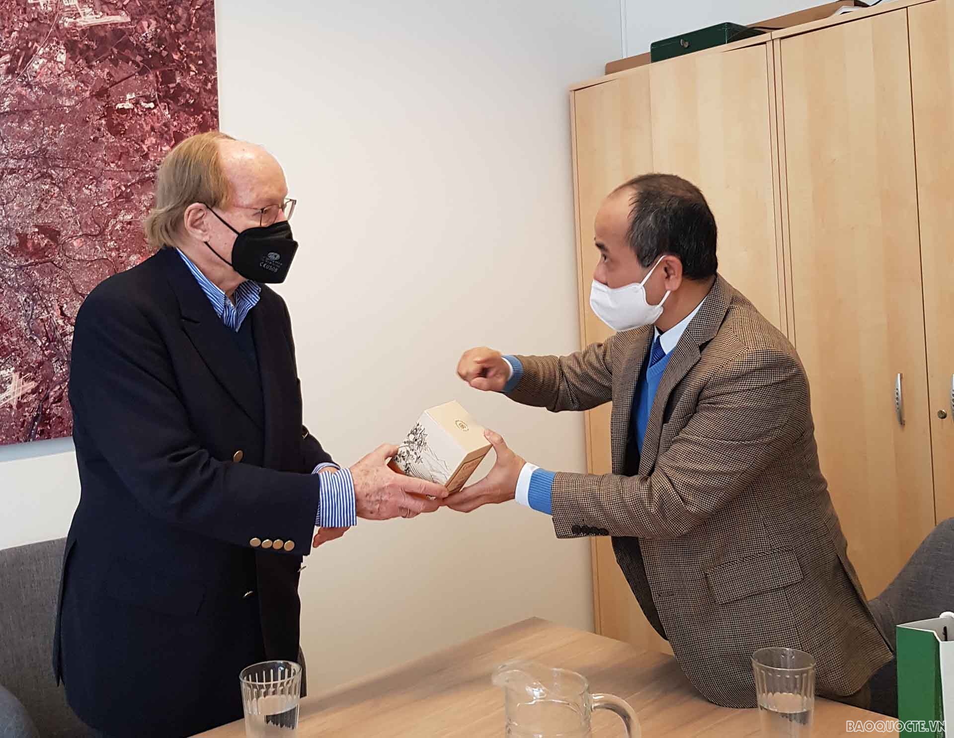 Đại sứ Nguyễn Trung Kiên làm việc với TS. Peter Jankowitsch, Chủ tịch Hội hữu nghị Áo-Việt. Đại sứ Nguyễn Trung Kiên làm việc với TS. Peter Jankowitsch, Chủ tịch Hội hữu nghị Áo-Việt.