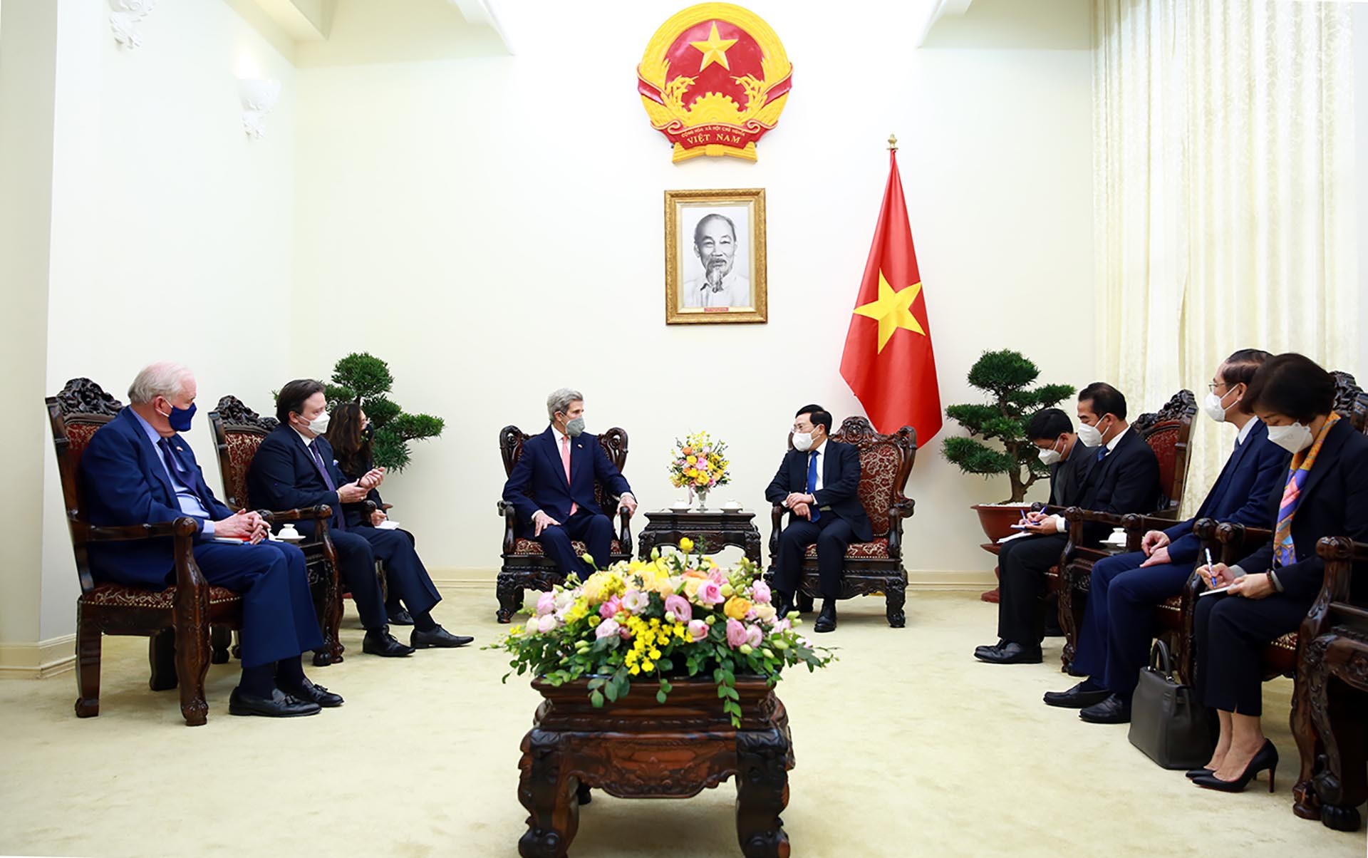 Phó Thủ tướng Thường trực Phạm Bình Minh tiếp Đặc phái viên của Tổng thống Hoa Kỳ, ông John Kerry đang ở thăm thăm Việt Nam. (Nguồn: VGP)