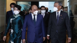 Chủ tịch nước đến sân bay quốc tế Changi, bắt đầu chuyến thăm cấp Nhà nước tới Singapore