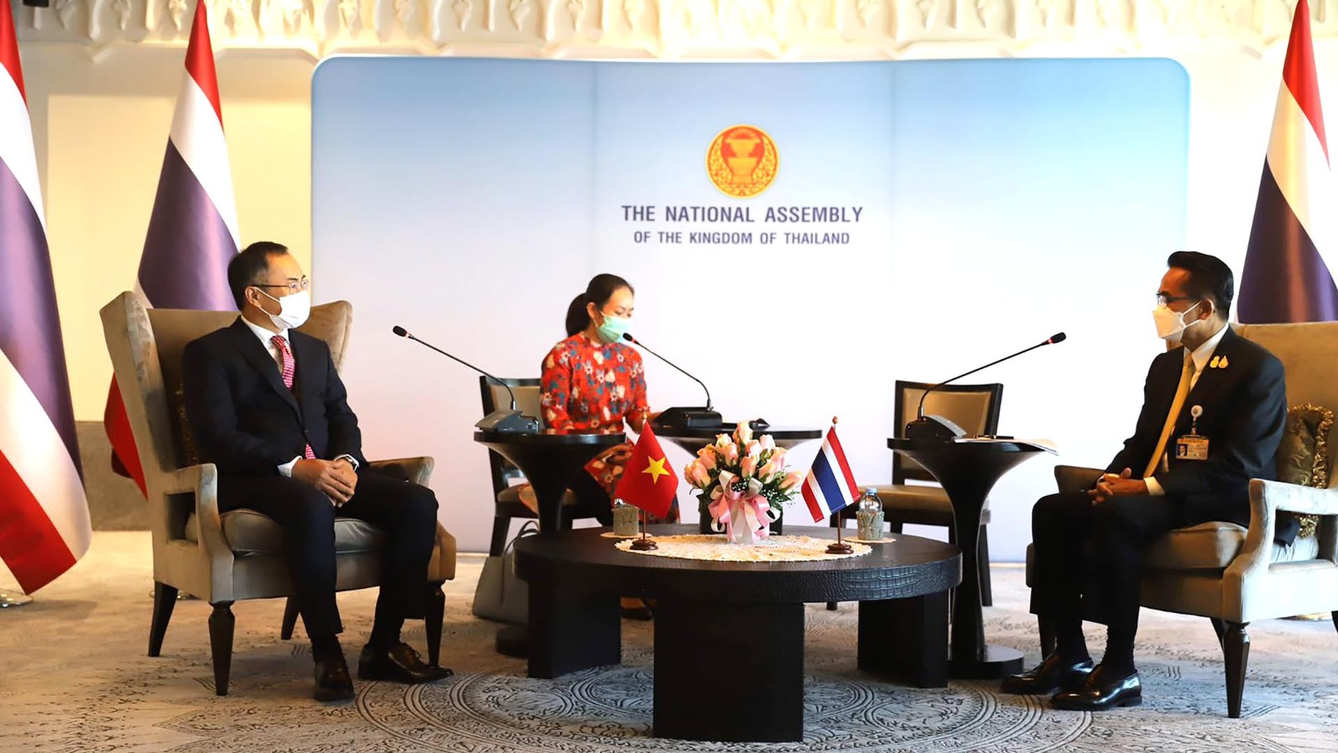 Đại sứ Việt Nam tại Thái Lan Phan Chí Thành chào xã giao và làm việc với Phó Chủ tịch Hạ viện Thái Lan Supachai Phosu.