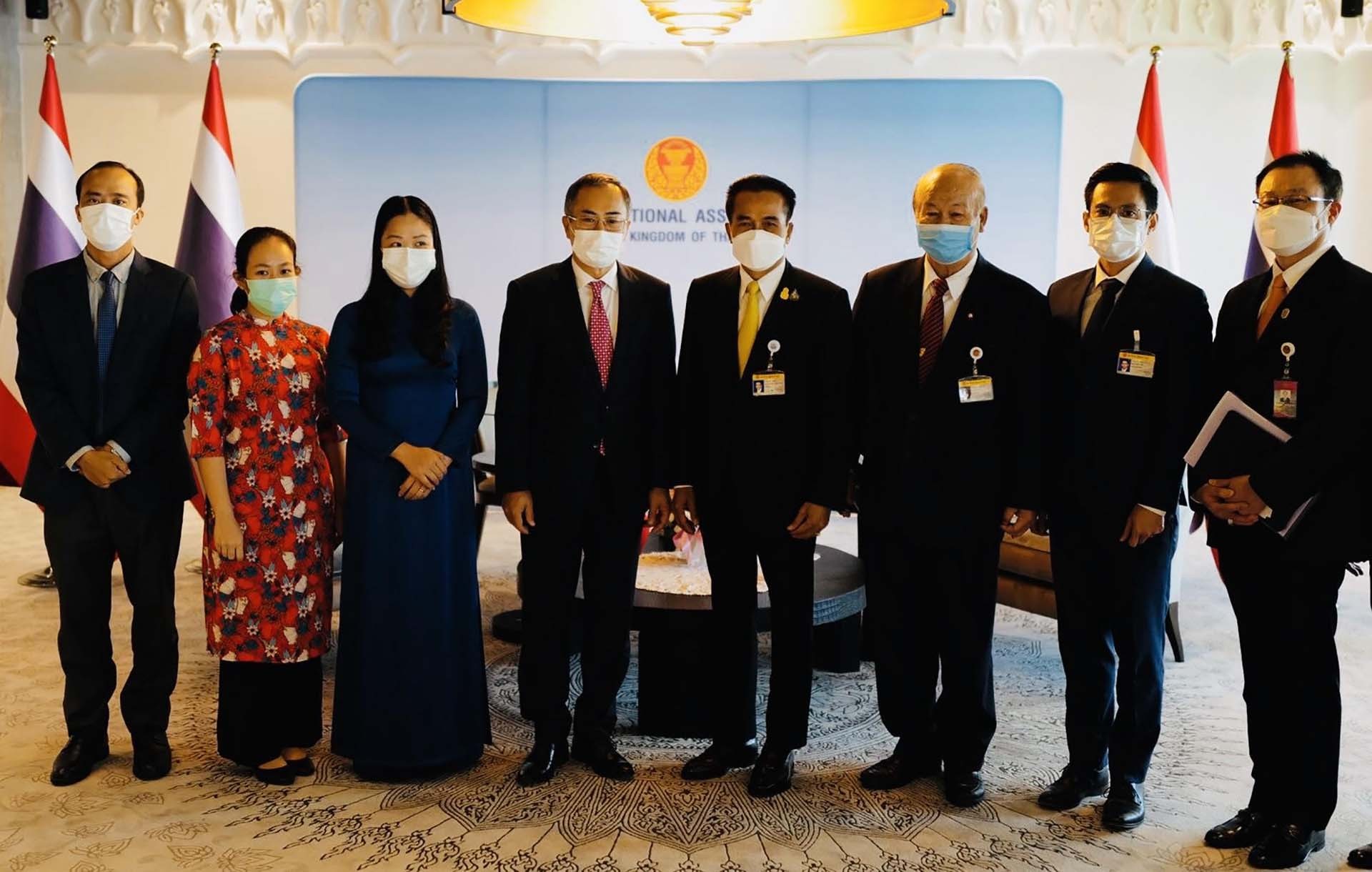 Đại sứ Phan Chí Thành và cán bộ Đại sứ quán chụp ảnh chung với Phó Chủ tịch Hạ viện Thái Lan Supachai Phosu và các nghị sĩ Quốc hội. 