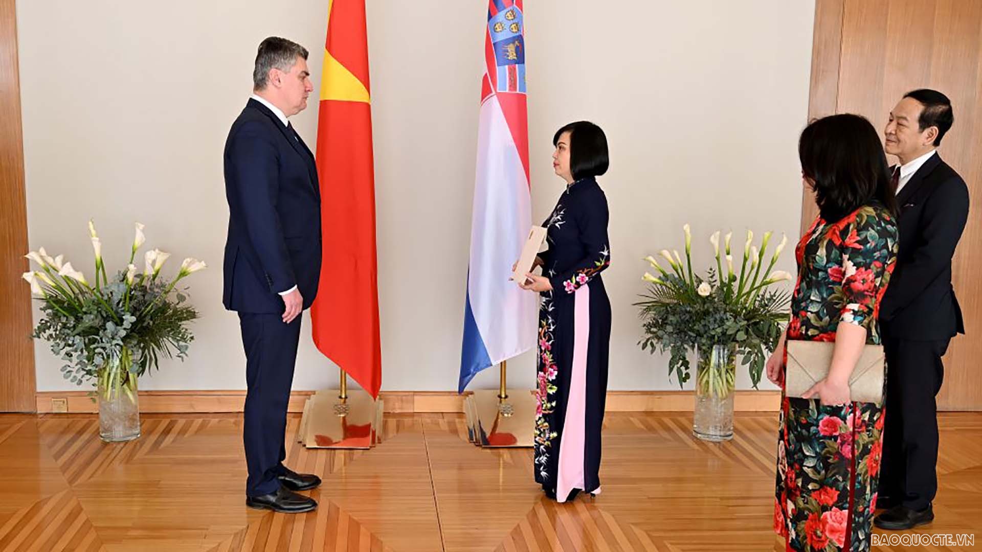 Đại sứ Nguyễn Thị Bích Thảo trình Thư ủy nhiệm lên Tổng thống Croatia Zoran Milanović.