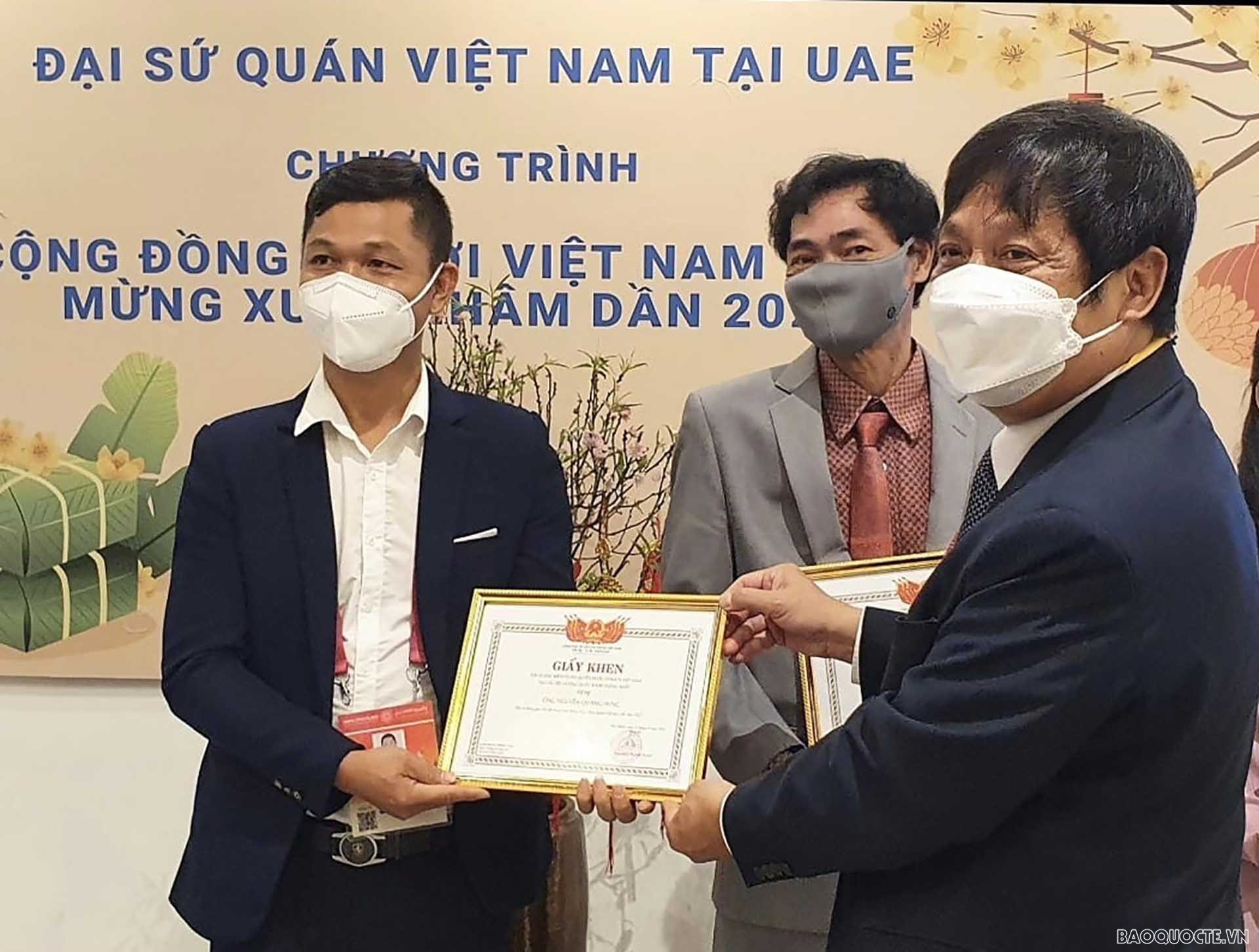 Đại sứ Nguyễn Mạnh Tuấn trao tặng giấy khen của Đại sứ quán cho kiều bào đã có thành tích nổi bật trong công tác cộng đồng trong năm 2021.