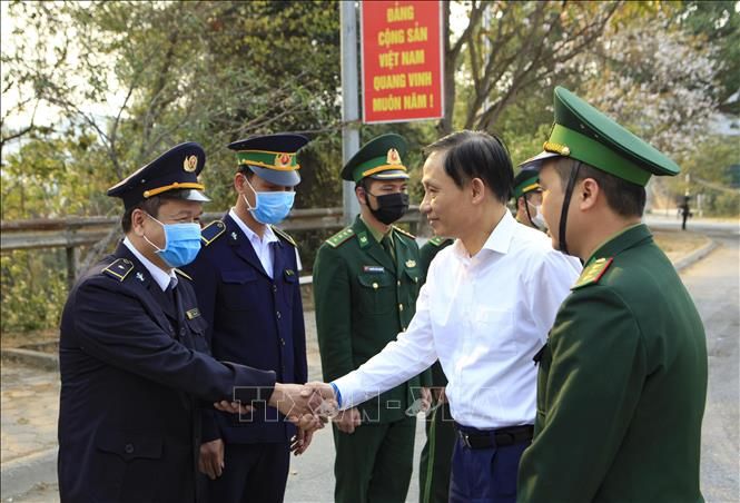 thu truong le hoai trung lam viec voi lanh dao chu chot cua tinh dien bien