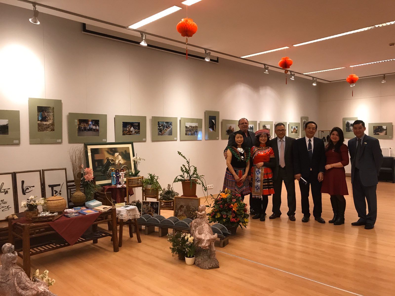 trien lam anh va goc trung bay van hoa viet nam tai budapest