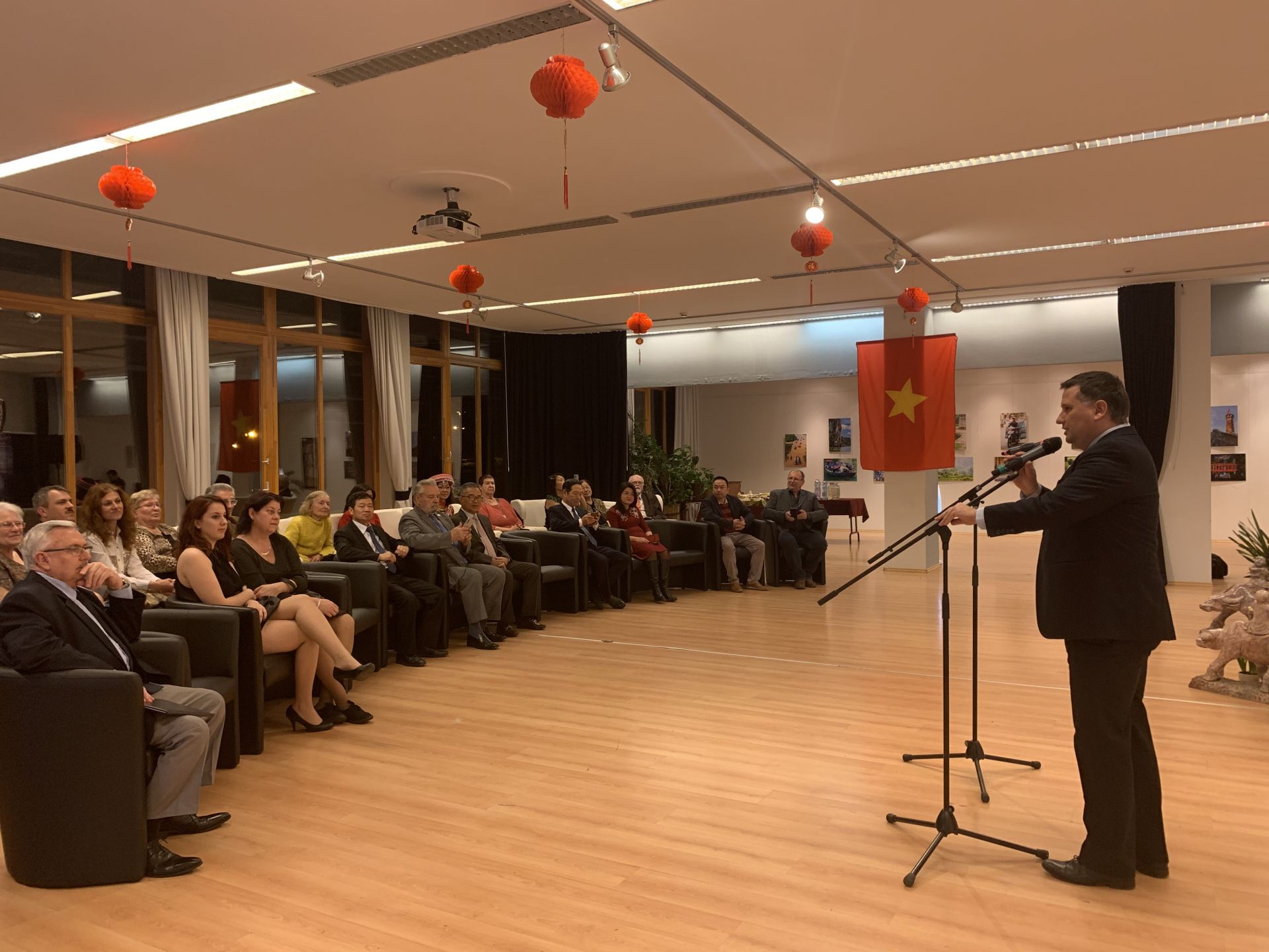 trien lam anh va goc trung bay van hoa viet nam tai budapest