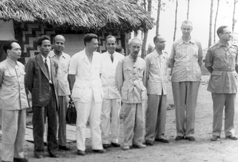 Chủ tịch Hồ Chí Minh, Đại tướng Võ Nguyên Giáp, Phó Thủ tướng Phạm Văn Đồng và các thành viên Ủy ban quốc tế giám sát việc thi hành Hiệp định Geneva ngày 12/8/1954.