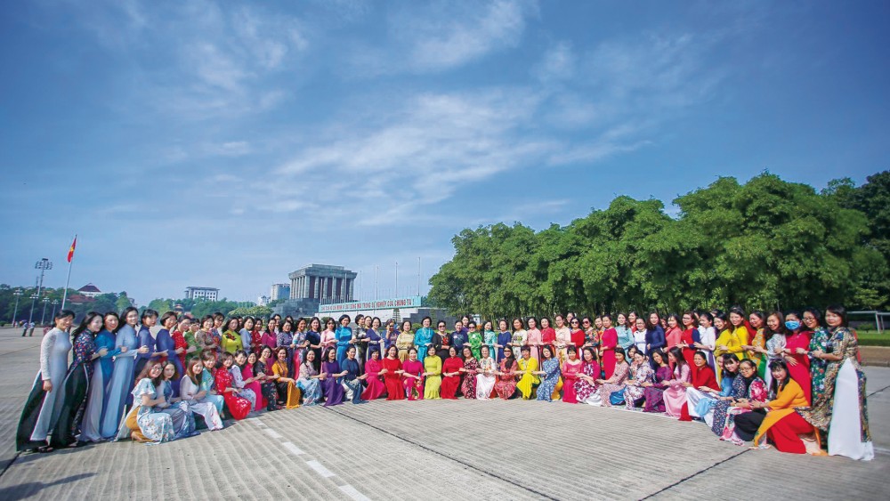 Cán bộ nữ ngoại giao viếng lăng Bác Hồ, ngày 2/6/2020. (Ảnh: Nguyễn Hồng)