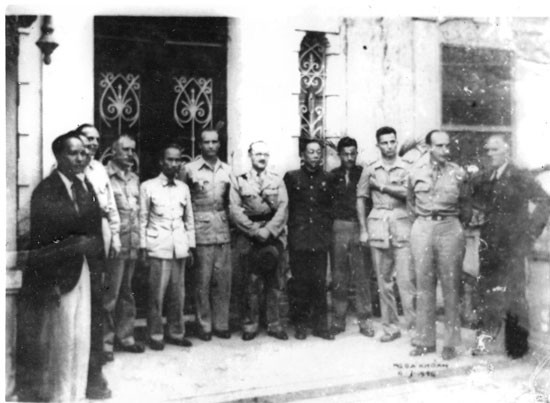 Hồ Chủ tịch chụp ảnh lưu niệm với những người dự lễ ký Hiệp định Sơ bộ 6/3/1946 tại 38 Lý Thái Tổ, Hà Nội.