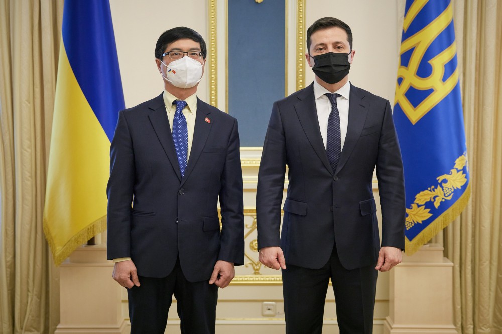 Đại sứ Việt Nam tại Ukraine Nguyễn Hồng Thạch trình Ủy nhiệm thư lên Tổng thống Ukraine  Volodymyr Zelenskyy.