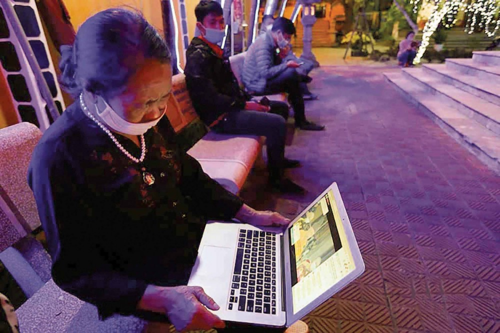 Lần đầu tiên, lễ cầu an được chùa Phúc Khánh (Hà Nội) được tổ chức trực tuyến và phát trên fanpage  và YouTube. (Nguồn: Vietnamnet)