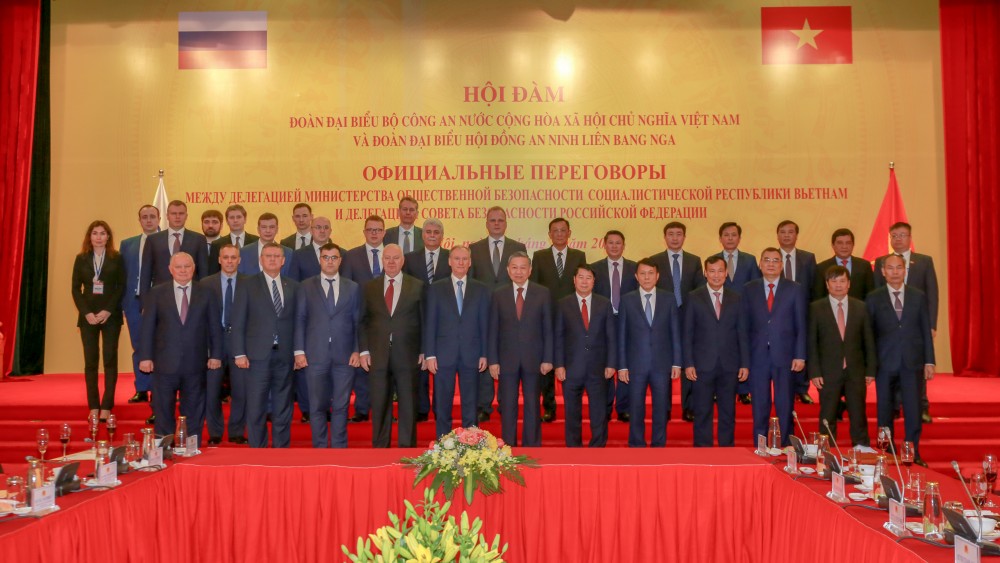 Bộ trưởng Bộ Công an Tô Lâm và Đại tướng Patrushev Nikolai Platonovich, Thư ký Hội đồng An ninh Liên bang Nga với các đại biểu. (Ảnh: Doãn Tấn/TTXVN)