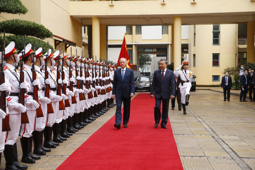 Bộ trưởng Công an Tô Lâm và Đại tướng Patrushev Nikolai Platonovich, Thư ký Hội đồng An ninh Liên bang Nga duyệt đội danh dự Công an Nhân dân Việt Nam. 