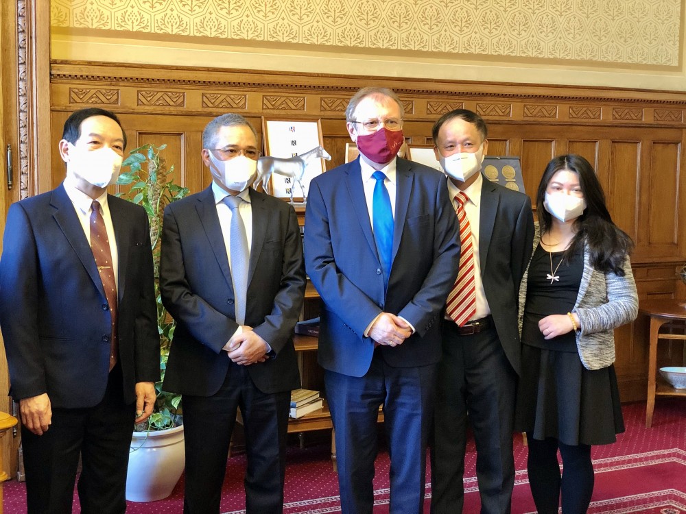 Đại sứ Nguyễn Tiến Thức chào từ biệt Phó Chủ tịch Quốc hội Hungary István Hiller