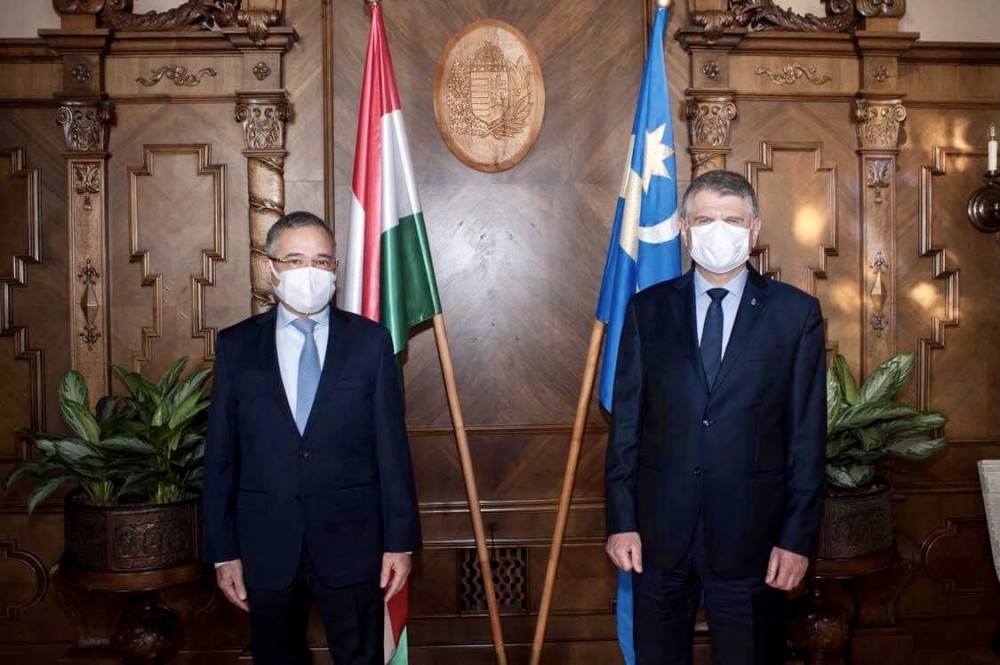 Đại sứ Nguyễn Tiến Thức chào từ biệt Chủ tịch Quốc hội Hungary László Kövér.