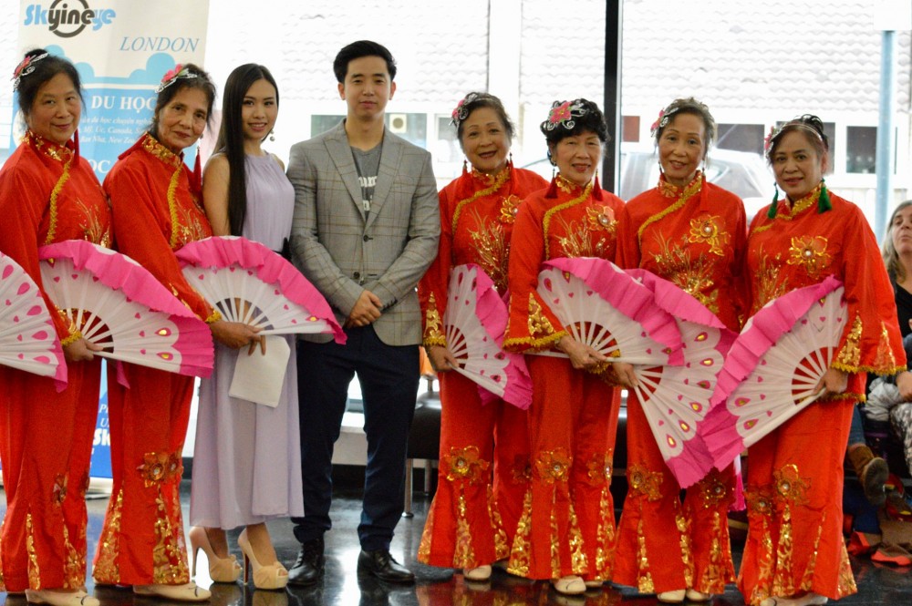 Phạm Hà My (thứ hai từ trái) trong hoạt động nghệ thuật tại cộng đồng.