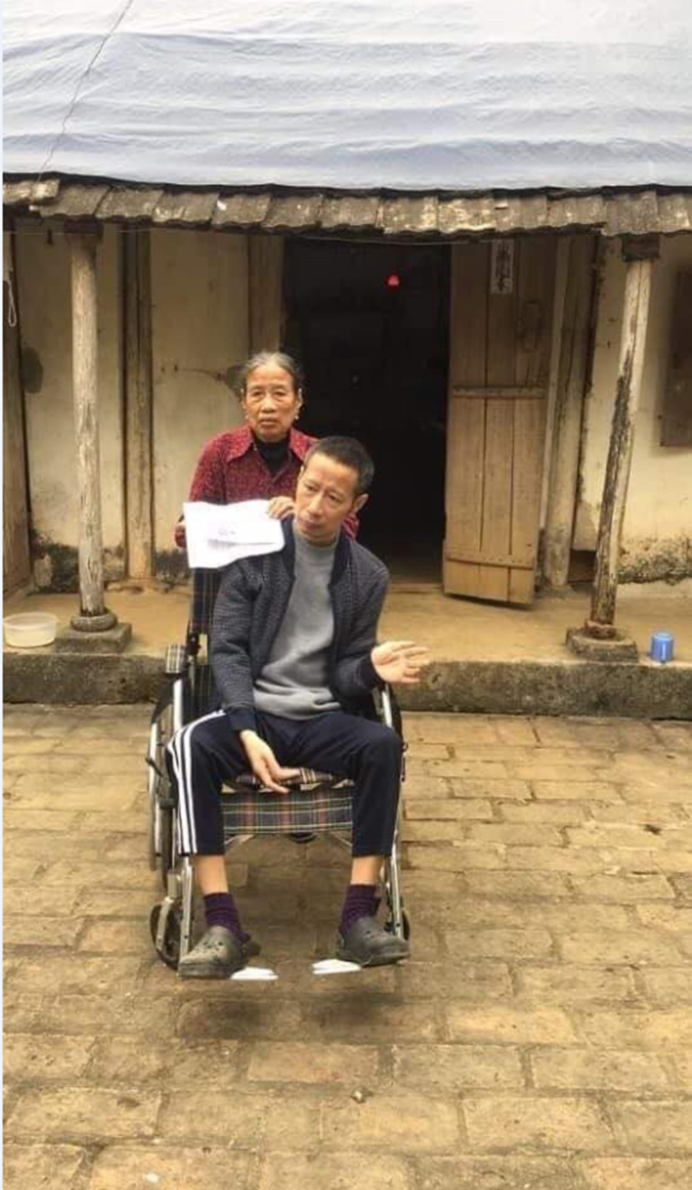 Cô giáo và con trai cảm động nhận món quà của mọi người. (Ảnh: B Sơn)