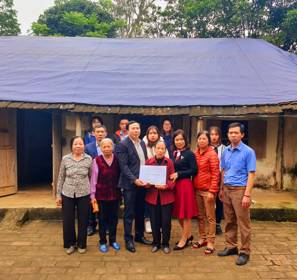 Đoàn từ thiện đến thăm và tặng quà cô giáo Phạm Thị Tư. (Ảnh: MH)