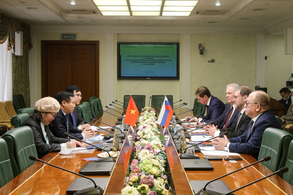 Đại sứ Ngô Đức Mạnh cùng cán bộ ĐSQ tại cuộc gặp với Phó Chủ tịch Hội đồng Liên bang K.I. Kosachev