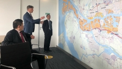Đại sứ Phạm Việt Anh thăm và làm việc với Trung tâm điều hành cảng Rotterdam, Hà Lan